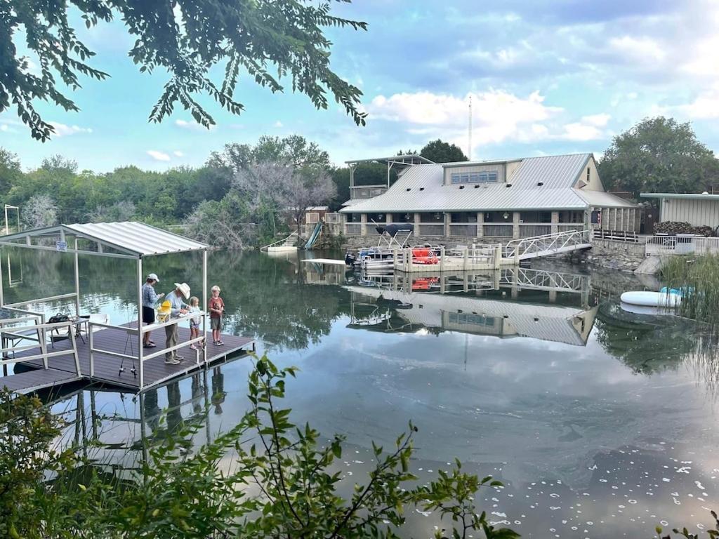 Reflection Cabin On Lake Godstone Villa Jacksboro Exterior photo